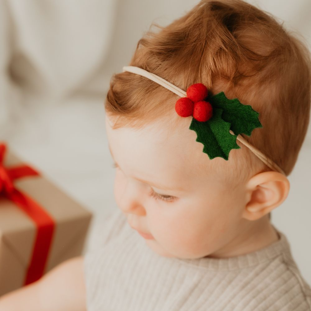 Baby mit Mistelzweig als Haarband