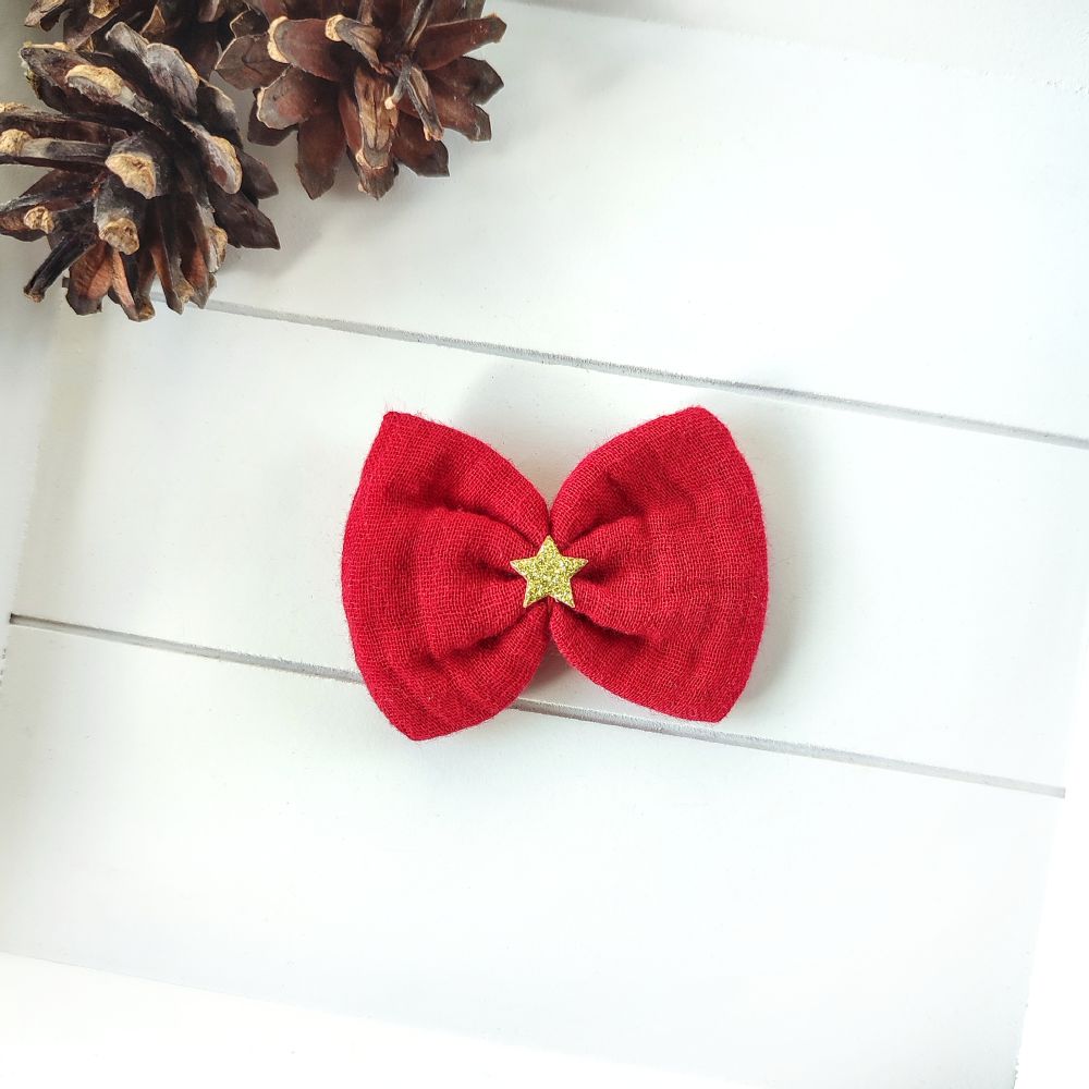 rote Haarschleife mit Stern