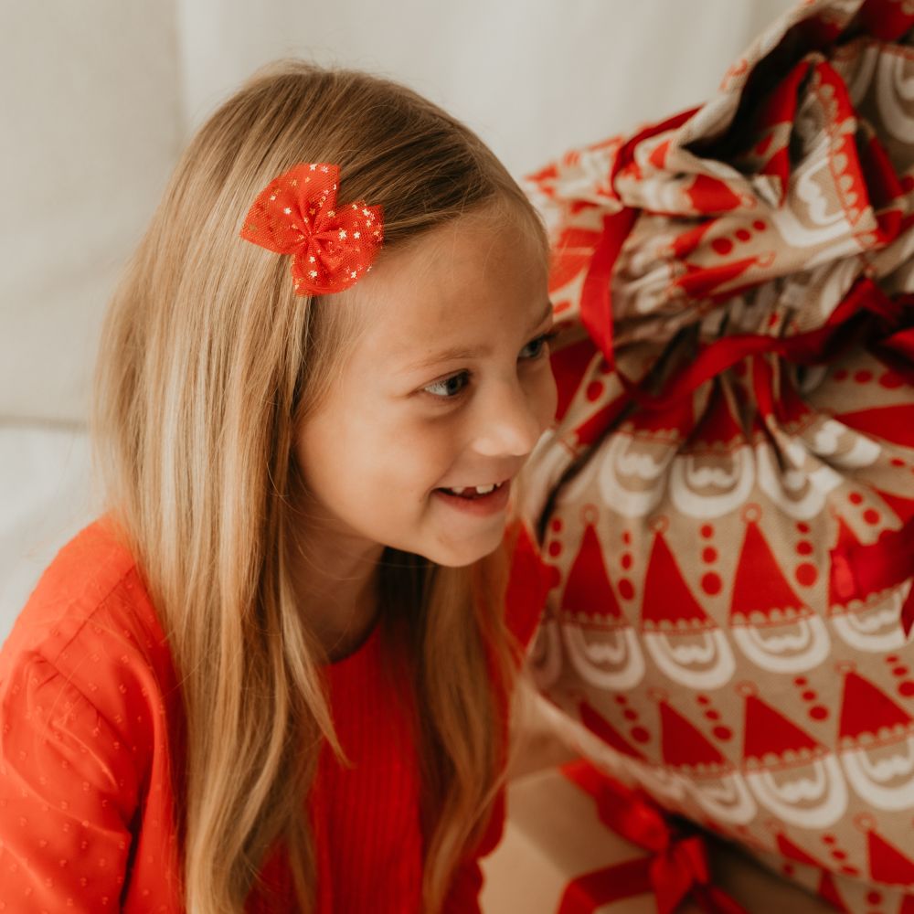 Mädchen mit roter Haarschleife aus Tüll