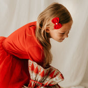 Mädchen mit roter Haarschleife im Haar