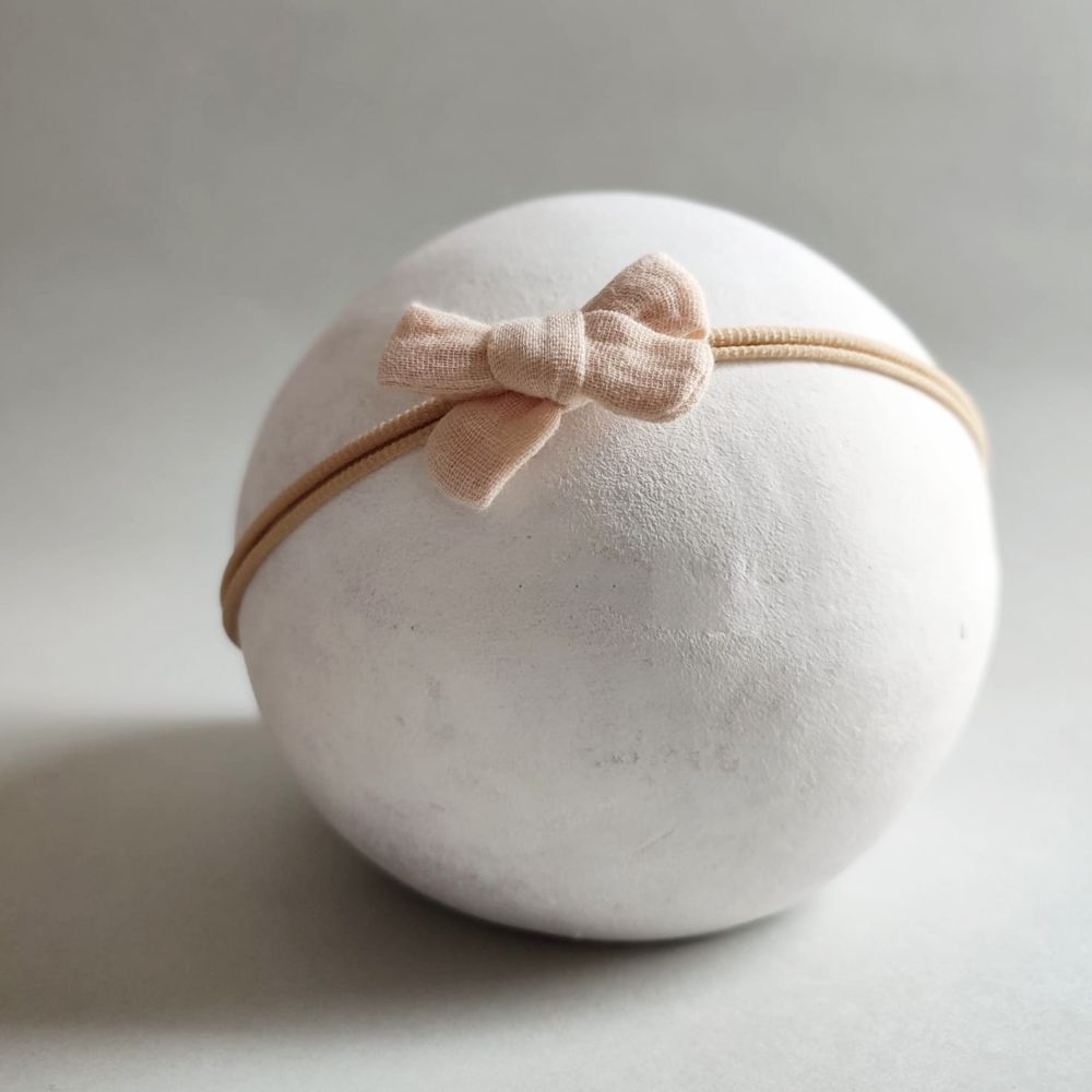 kleine Haarschleife für Babys in beige