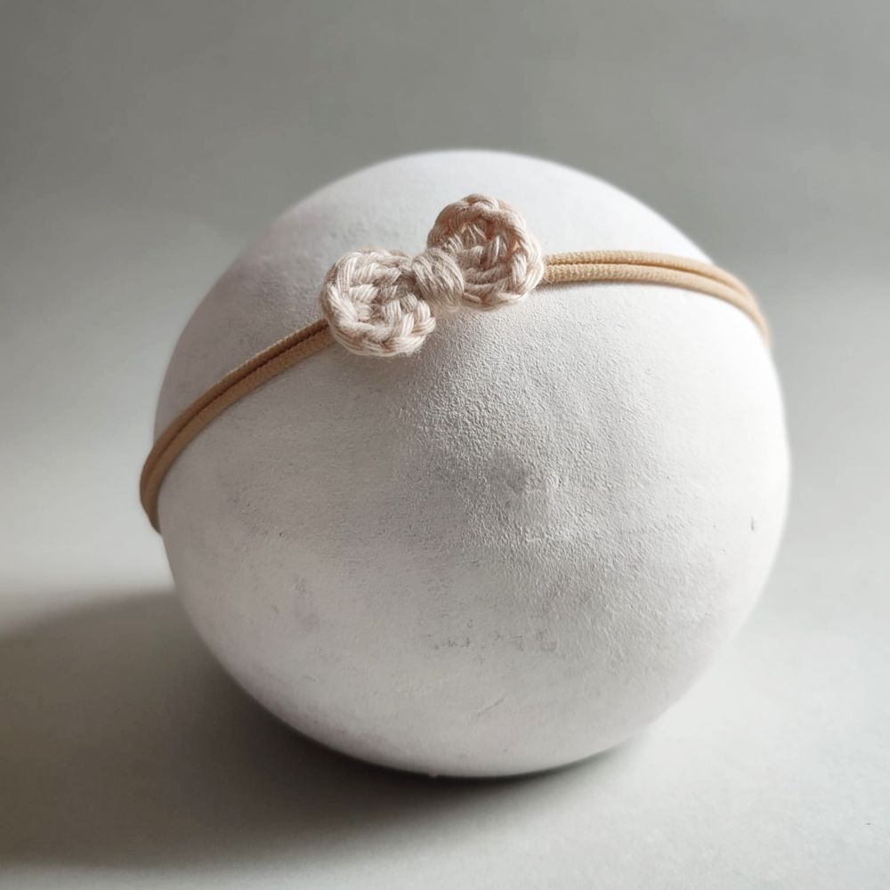 gehäkelte Schleife für Babys in beige