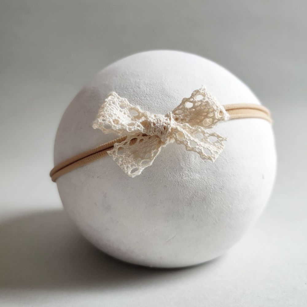 Haarschleife aus Spitze für Babys in beige