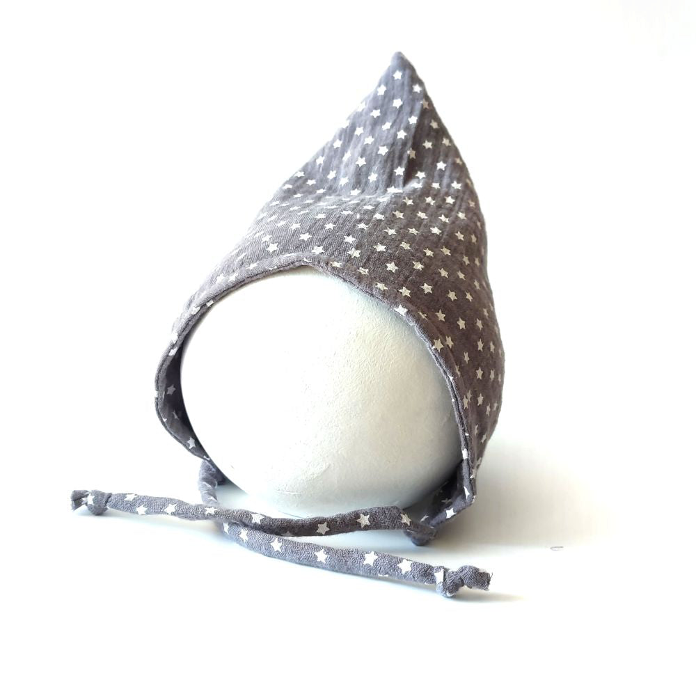 Zipfelmütze in grau mit Sternchen für Babys