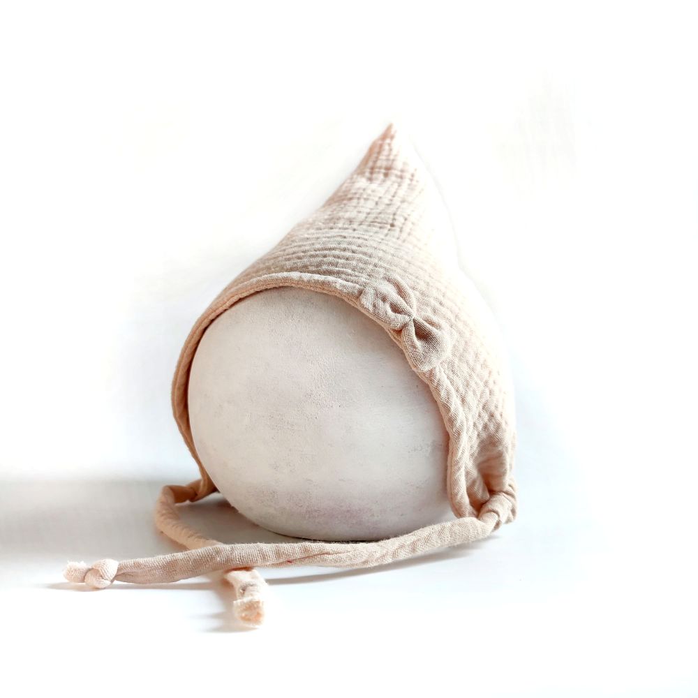 Pixiemütze aus Musselin – Babymütze mit Bindebändern & Schleife in  beige