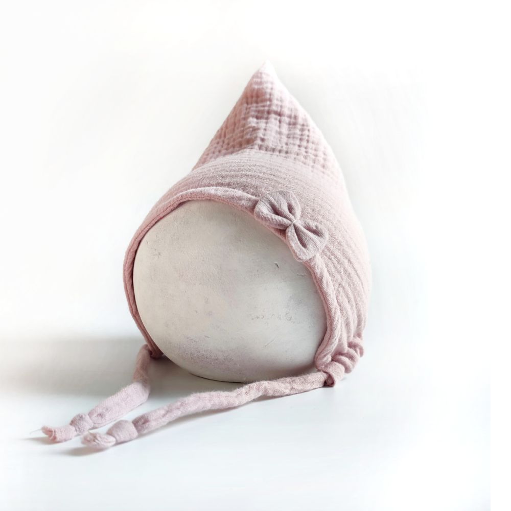 Pixiemütze aus Musselin – Babymütze mit Bindebändern & Schleife in hellrosa