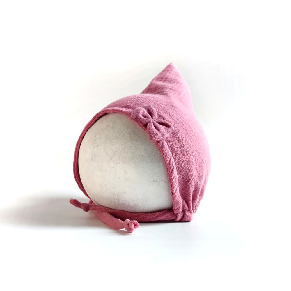 Pixiemütze aus Musselin – Babymütze mit Bindebändern & Schleife in rosa