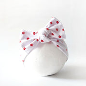 weißes Stirnband für Babys mit kleinen Blümchen