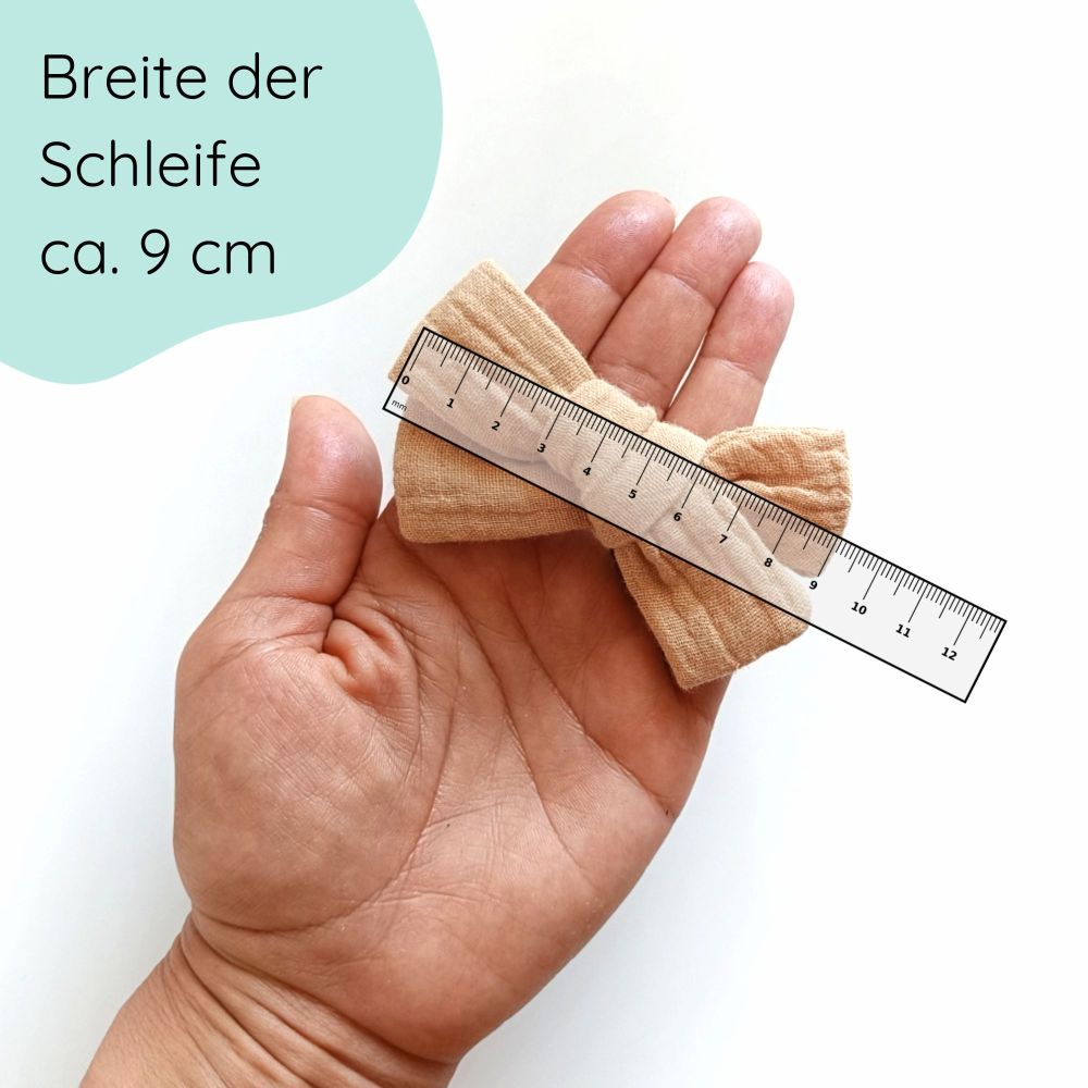 große Haarschleife für Babys aus Musselin  in der Farbe sand an einem Haarband Detailbild