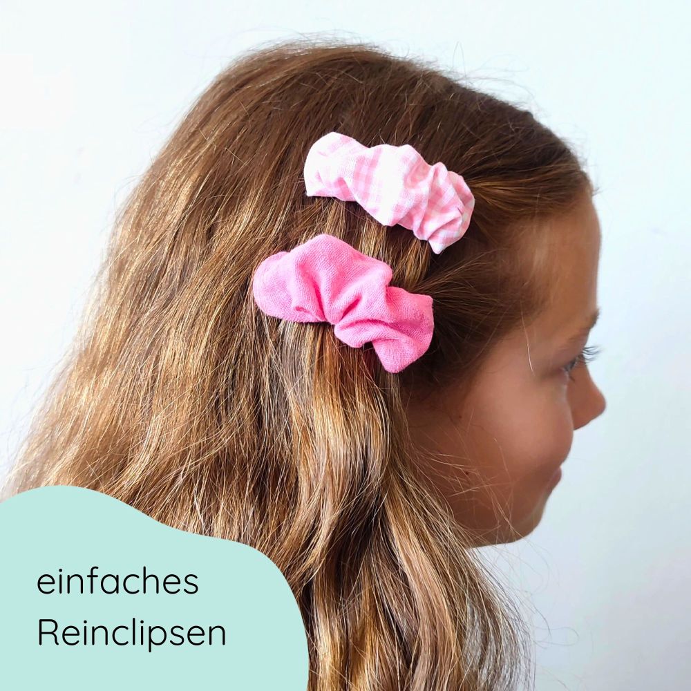 Mädchen mit Scrunchiespangen im 2er Set