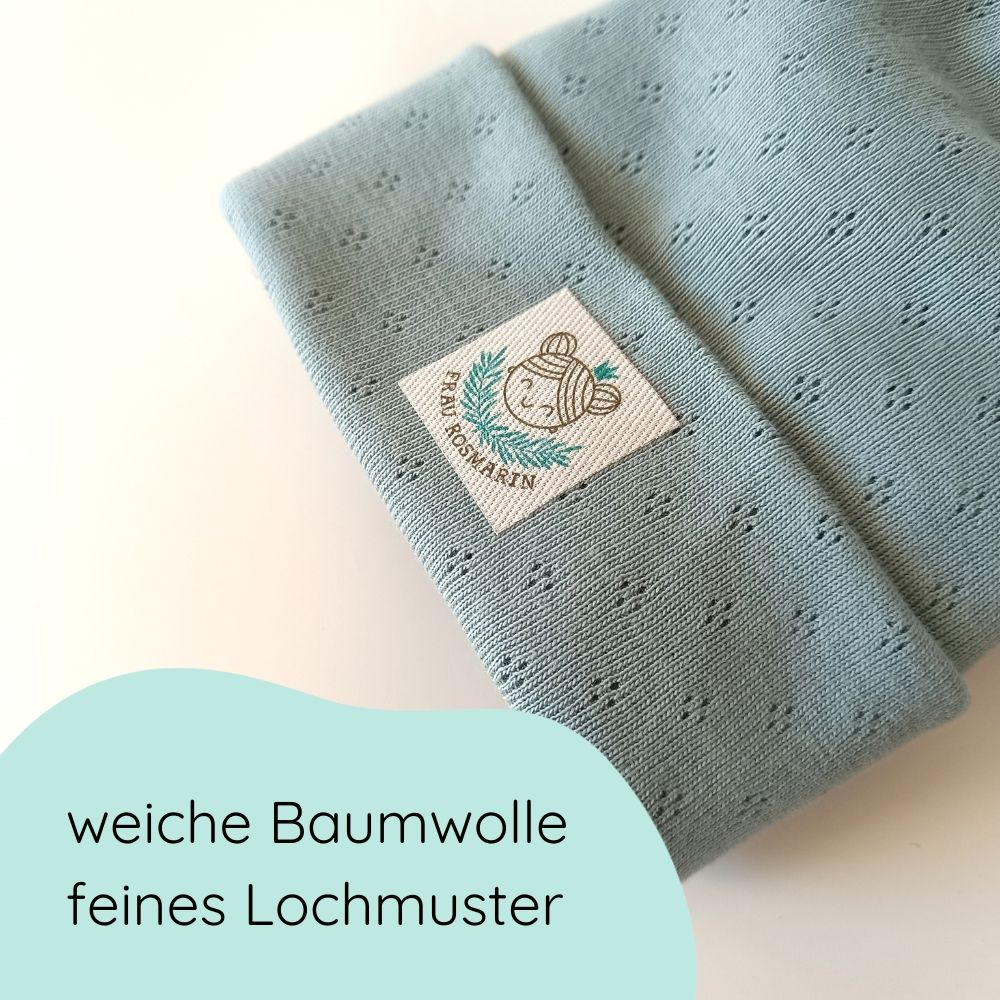 Detailbild Beanie Mütze für Babys und Kleinkinder in taubenblau aus Baumwolle mit feinem Lochmuster