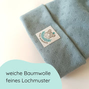 Detailbild Beanie Mütze für Babys und Kleinkinder in taubenblau aus Baumwolle mit feinem Lochmuster