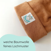 Detailbild Beanie Mütze für Babys und Kleinkinder in toffee aus Baumwolle mit feinem Lochmuster