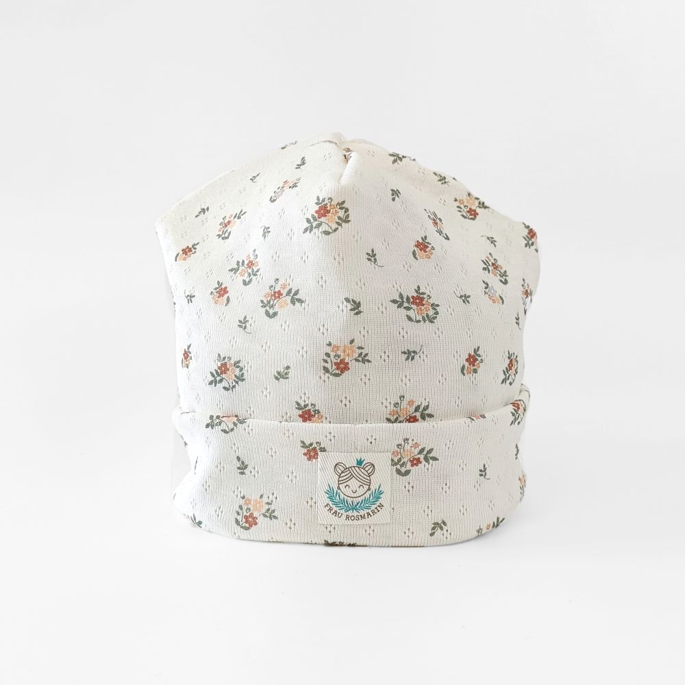 Beanie Mütze für Babys und Kleinkinder in creme mit vintage Blumenmuster aus Baumwolle mit feinem Lochmuster