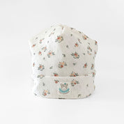 Beanie Mütze für Babys und Kleinkinder in creme mit vintage Blumenmuster aus Baumwolle mit feinem Lochmuster