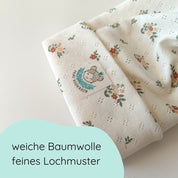 Detailbild Beanie Mütze für Babys und Kleinkinder in creme mit vintage Blumenmuster aus Baumwolle mit feinem Lochmuster