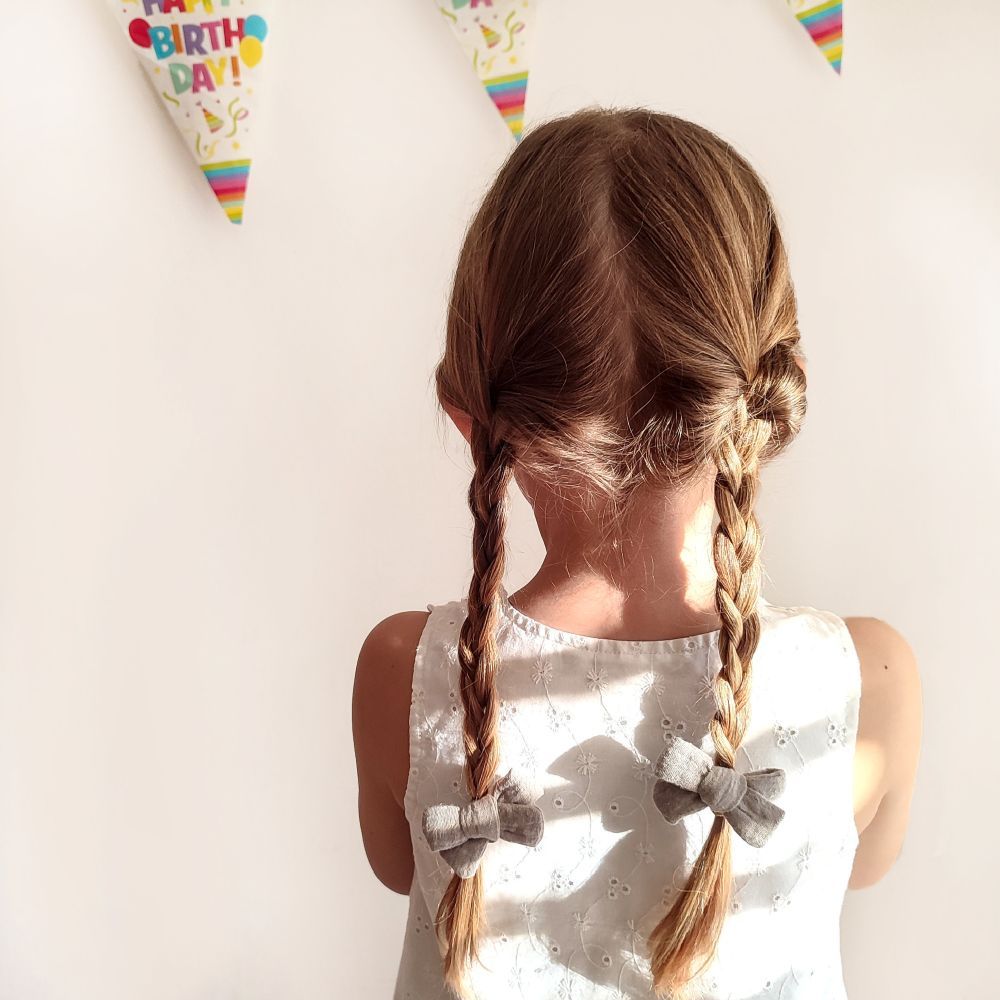 Mädchen mit Haarschleifen
