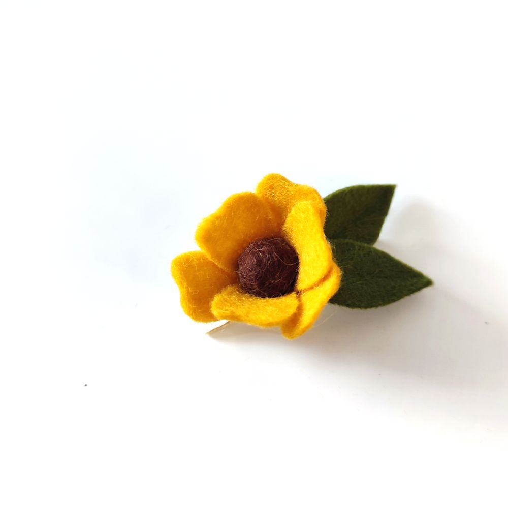 Filzblume fürs Haar in gelb