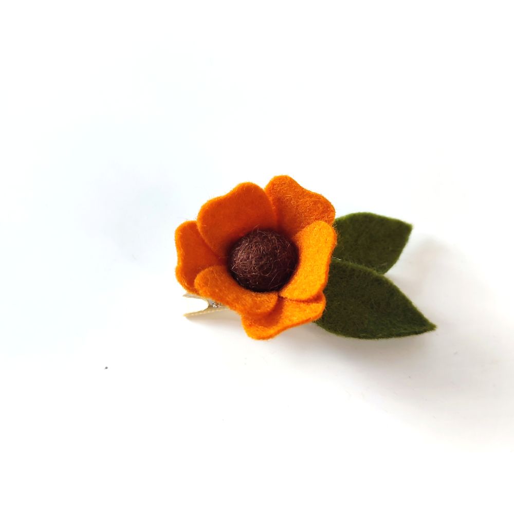 Filzblume fürs Haar in orange