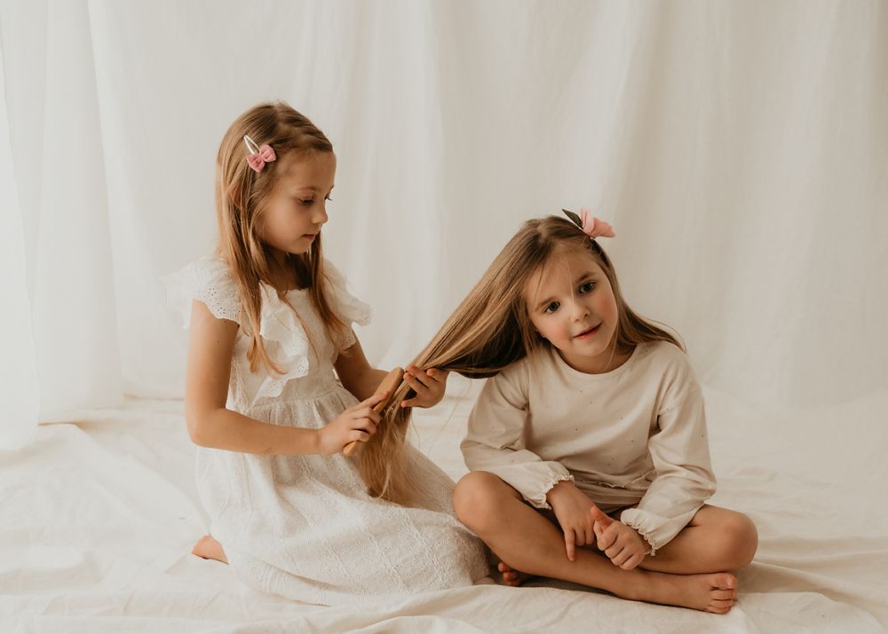 zwei Mädchen spielen Friseur
