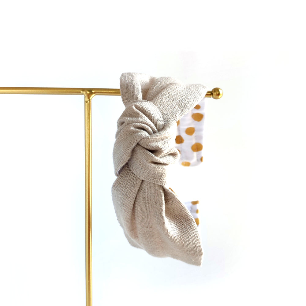 Kinder Haarreifen mit Knoten aus Leinen in beige, innen weiß mit goldenen Punkten, druckfrei und bequem für jeden Anlass