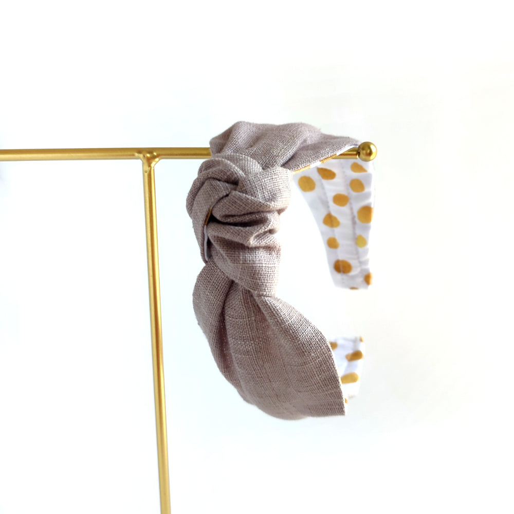 Haarreifen Kinder mit Knoten in taupe innen weiß mit goldenen Punkten