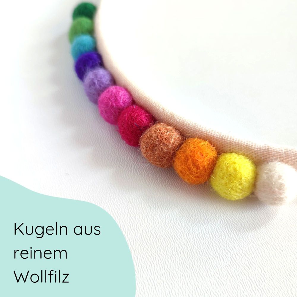 Detailfoto bunter Haarreifen für Kinder als Regenbogen mit Filzkugeln