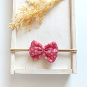 kleine Haarschleife für Babys aus Musselin mit dezentem Blumenmuster