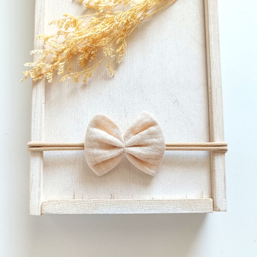 Haarschleife für Babys aus Musselin in der Farbe beige