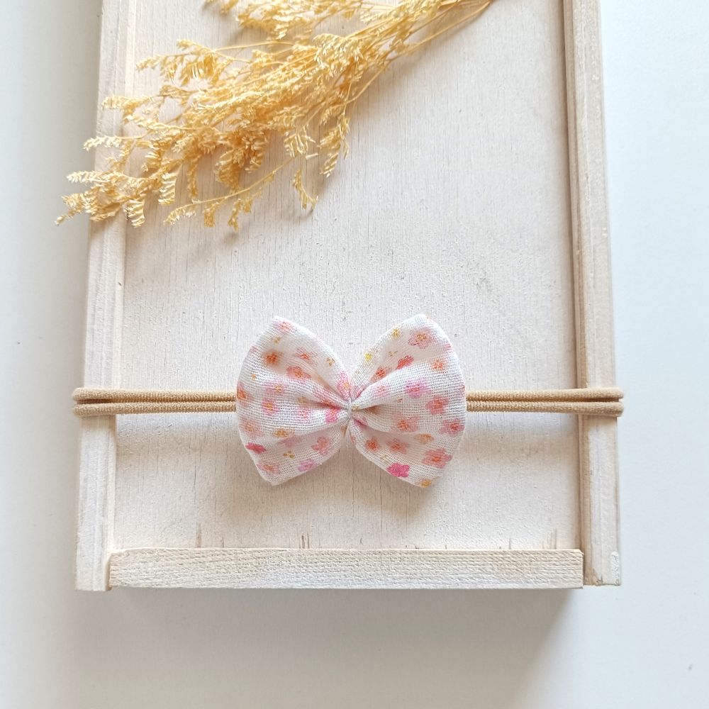 kleine Haarschleife für Babys aus Musselin mit dezentem Blumenmuster