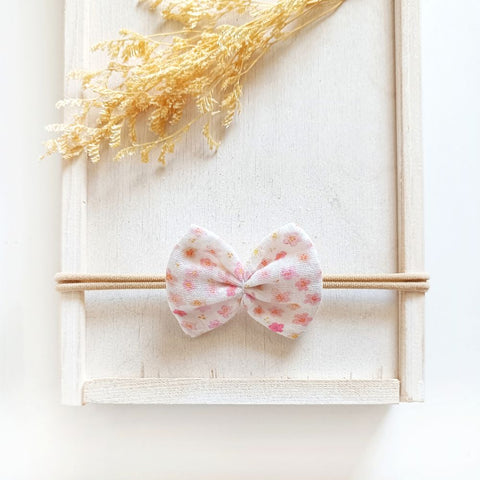 kleine Haarschleife für Babys aus Musselin mit dezentem Blumenmuster