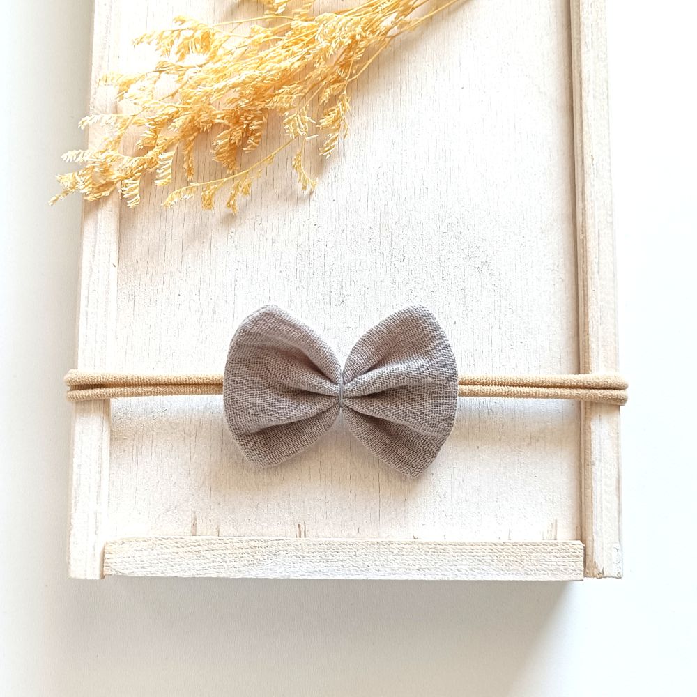Haarschleife aus Musselin für Babys in der Farbe taupe
