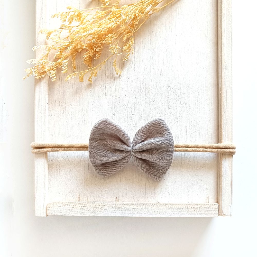 Haarschleife aus Musselin für Babys in der Farbe taupe