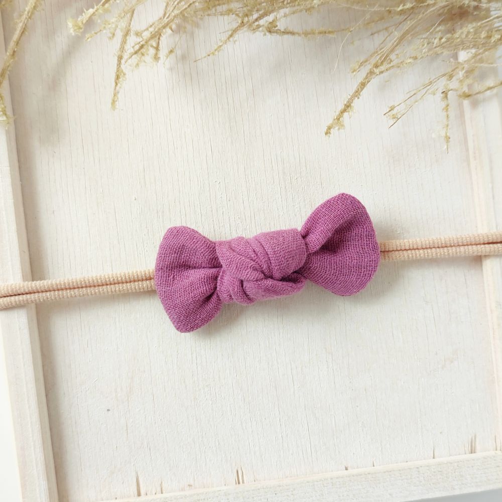 Haarschleife in lila für Babys mit Haarband