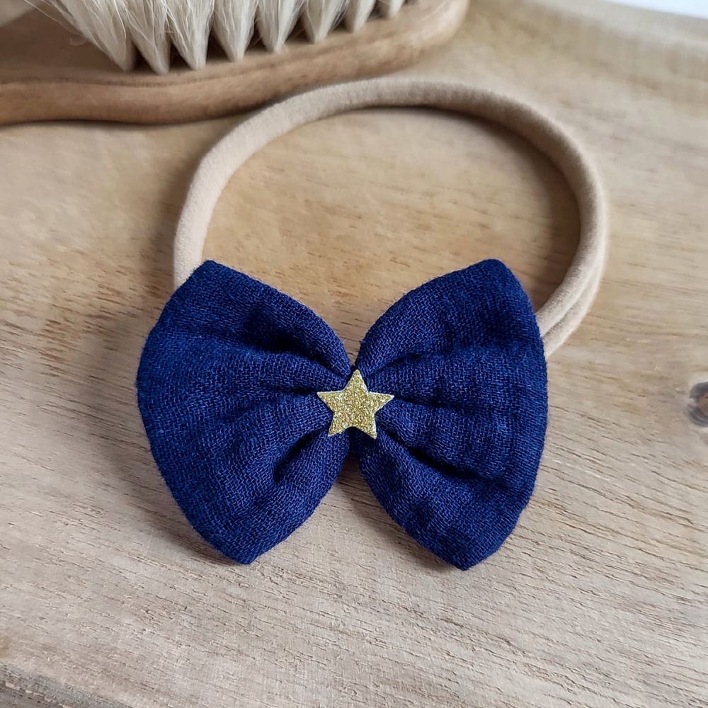 Haarschleife in dunkelblau mit goldenem Stern als Haaband für Weihnachten