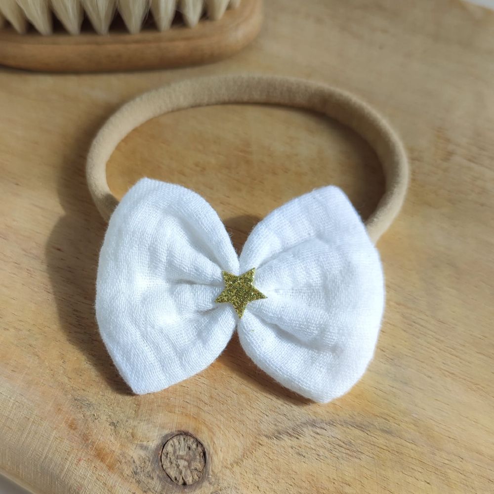 weiße Haarschleife mit goldenem Stern an Haarband für Weihnachten
