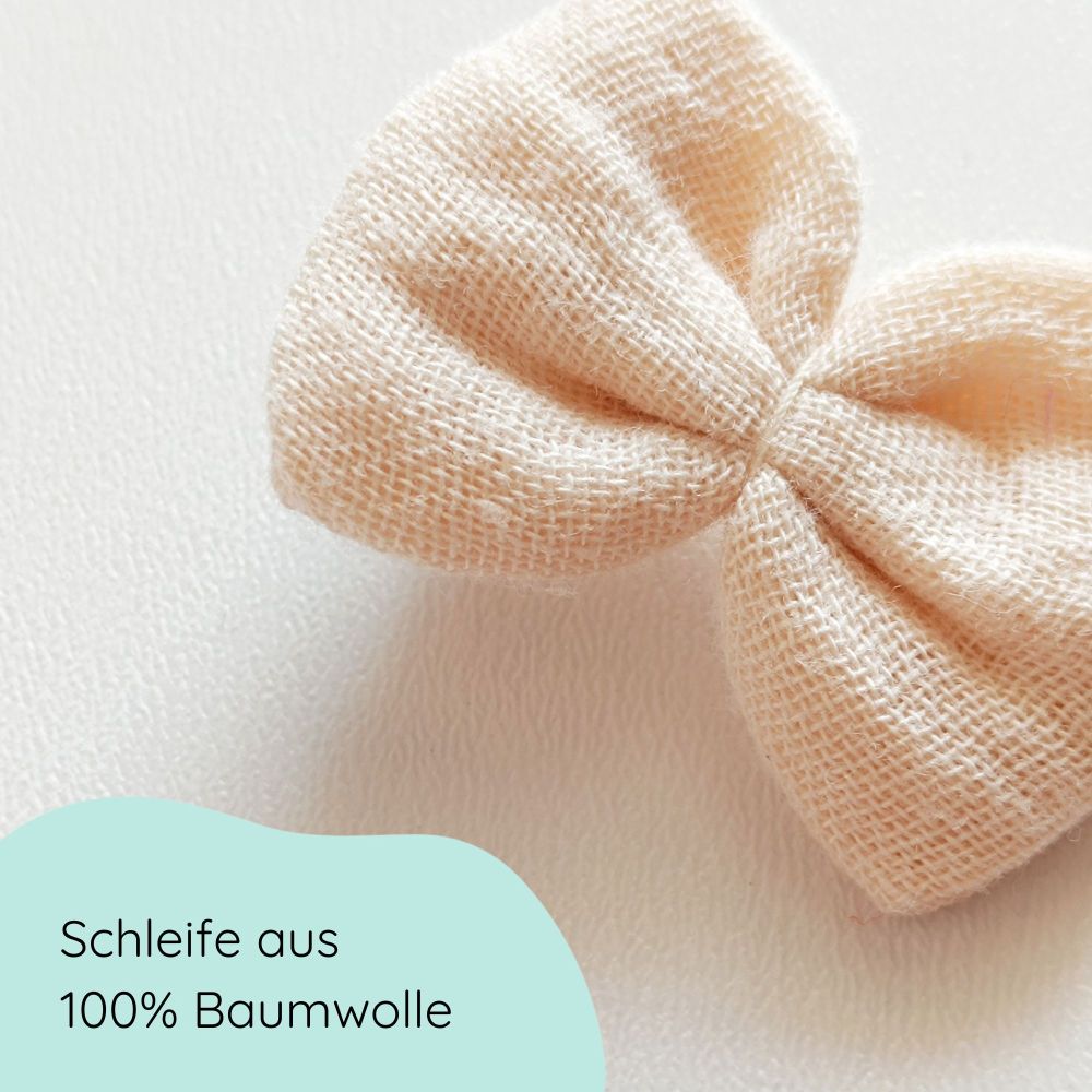 Detailbild kleine Haarschleife in beige aus Musselin an einem Alligatorclip