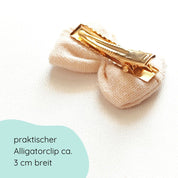 Detailbild kleine Haarschleife in beige aus Musselin an einem Alligatorclip