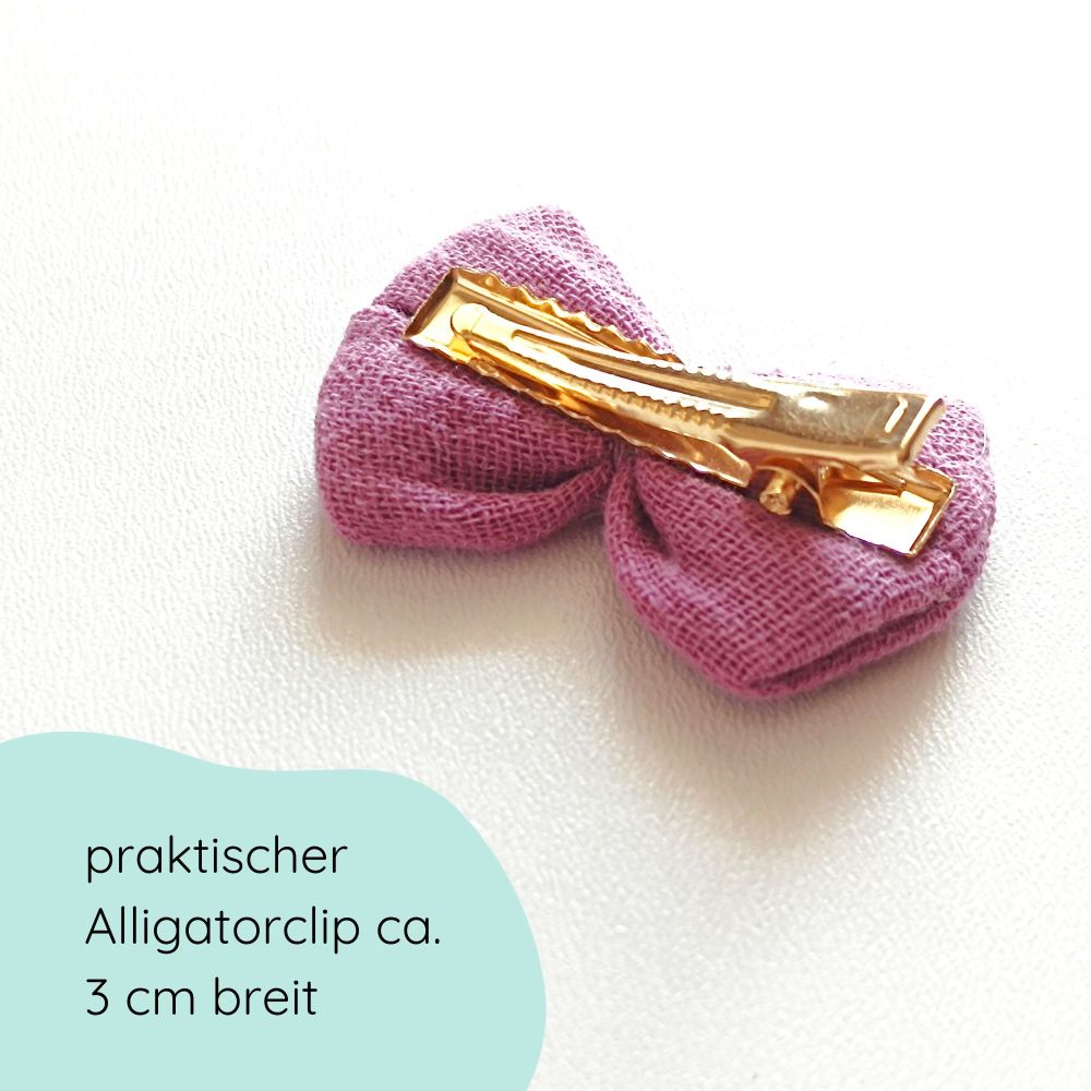 Detailbild kleine Haarschleife aus Musselin in lila an einem Alligatorclip