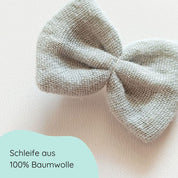 Detailbild kleine Haarschleife aus Musselin in mint an einem Alligartorclip