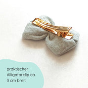 Detailbild kleine Haarschleife aus Musselin in mint an einem Alligartorclip