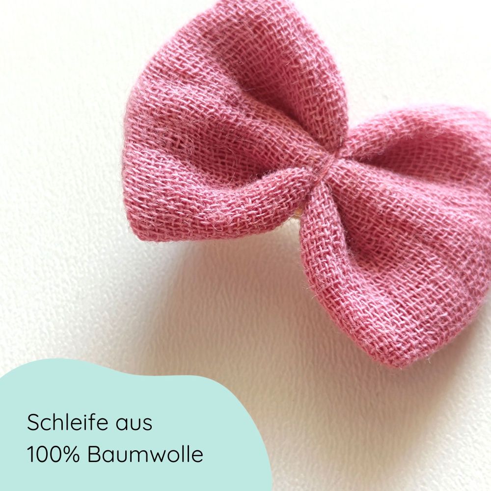 Detailbild kleine Haarschleife aus Musselin in rosa an einem Alligatorclip