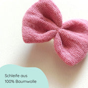 Detailbild kleine Haarschleife aus Musselin in rosa an einem Alligatorclip