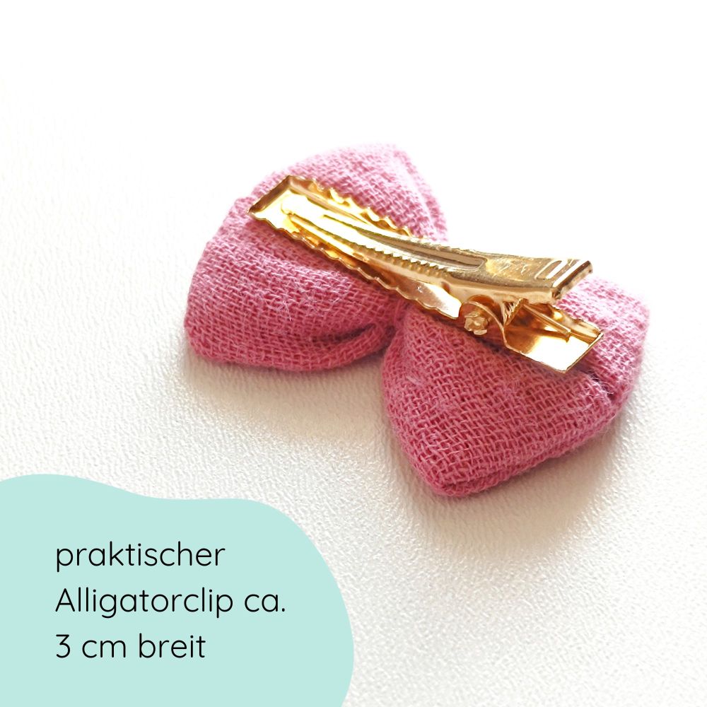 Detailbild kleine Haarschleife aus Musselin in rosa an einem Alligatorclip