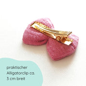 Detailbild kleine Haarschleife aus Musselin in rosa an einem Alligatorclip