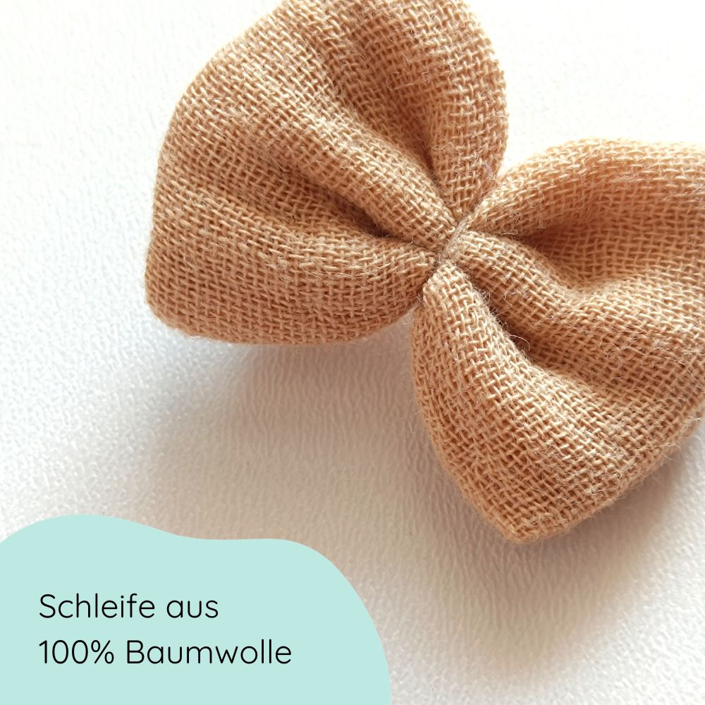Detailfoto kleine Haarschleife in sand aus musselin an Alligatorclip