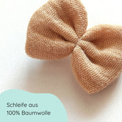 Detailfoto kleine Haarschleife in sand aus musselin an Alligatorclip