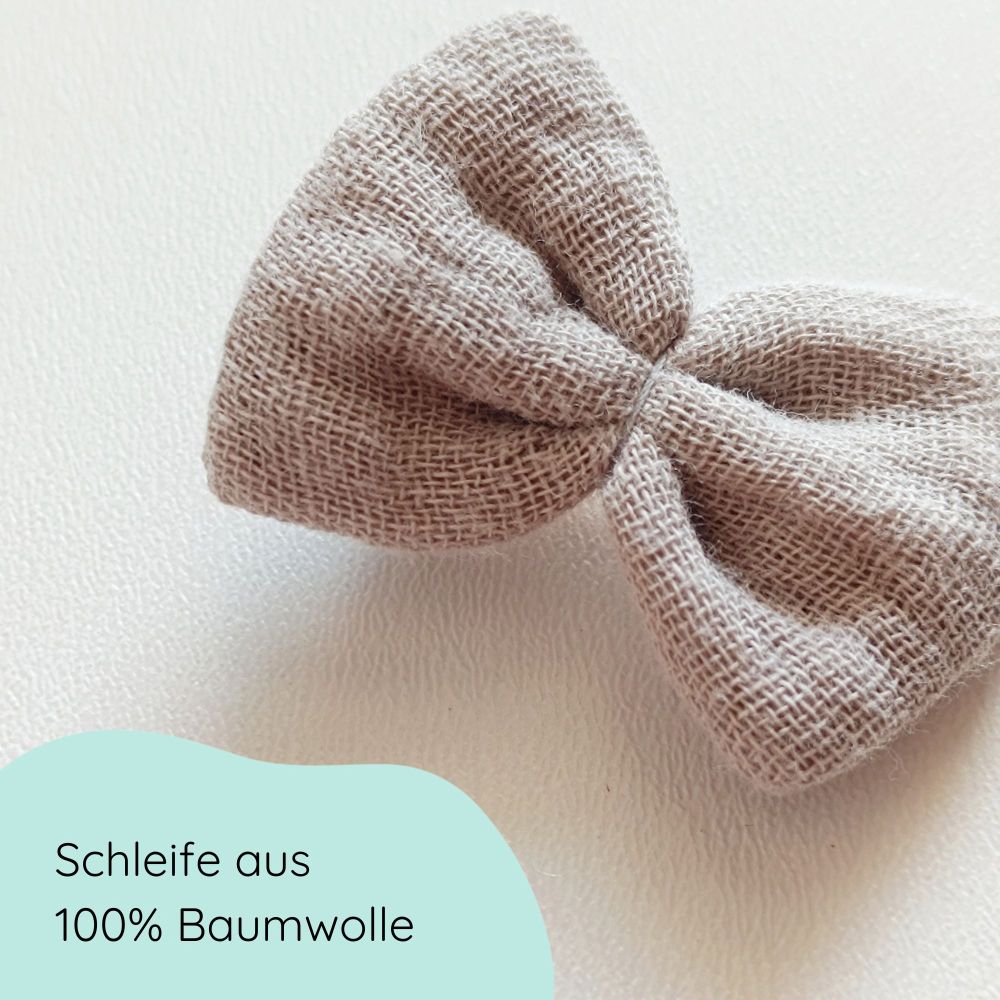 Detailbild kleine Haarschleife aus Messelin in taupe an einem Alligatorclip