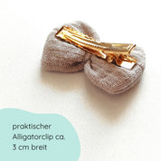 Detailbild kleine Haarschleife aus Messelin in taupe an einem Alligatorclip