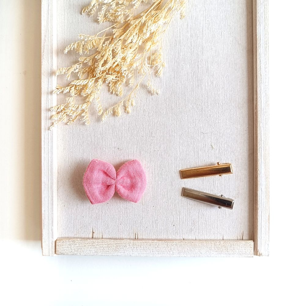 kleine Haarschleife in rosa aus Musselin